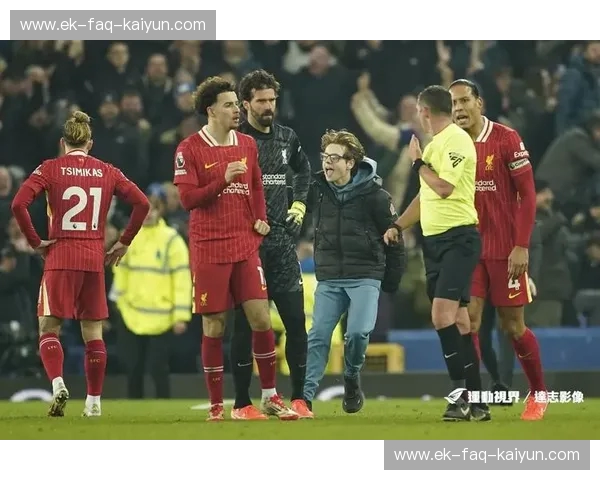 黄蜂刺芒与红军铁蹄：维卡拉格路球场的宿命交锋与英超狂想曲